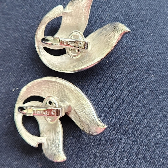 Crown Trifari Silver Clip-on Earrings - Picture 2 of 10